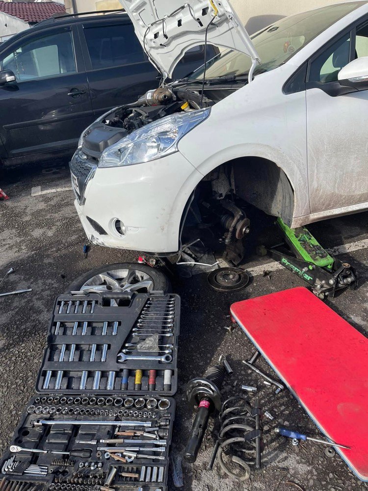 Full suspension strut replacement on a Peugeot 208